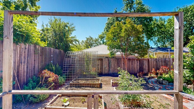 Building Photo - Beautiful 2 Bedroom 2 Bathroom Single Fami...