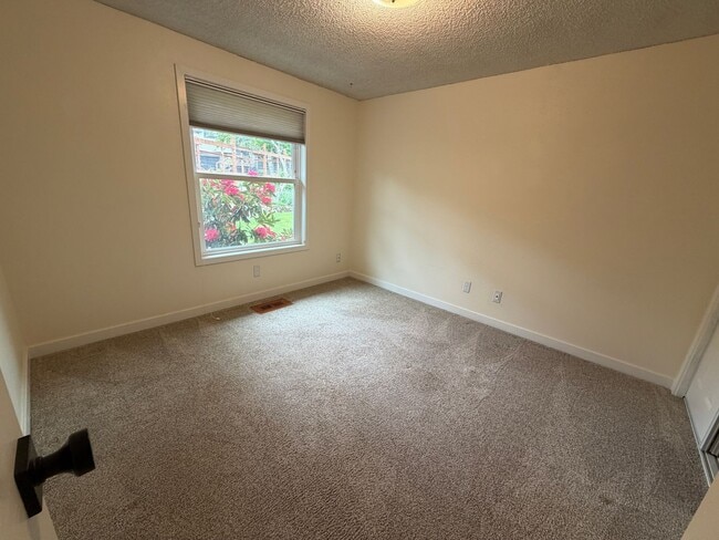 Building Photo - (969) Lance Way - 3 Bedroom / 2 Bath Home