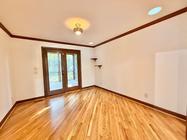 Building Photo - Charming 3BD, 2BA North Raleigh Home in Pr...