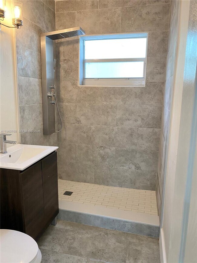 Building Photo - 1147 NE 113th St