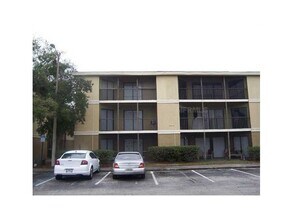 Building Photo - Nice condo with building Elevator, large patio Heard of Carrollwood