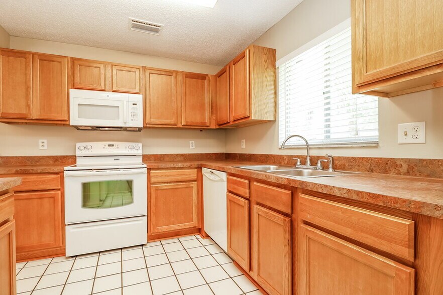 Building Photo - 2024 Shadow Pine Dr