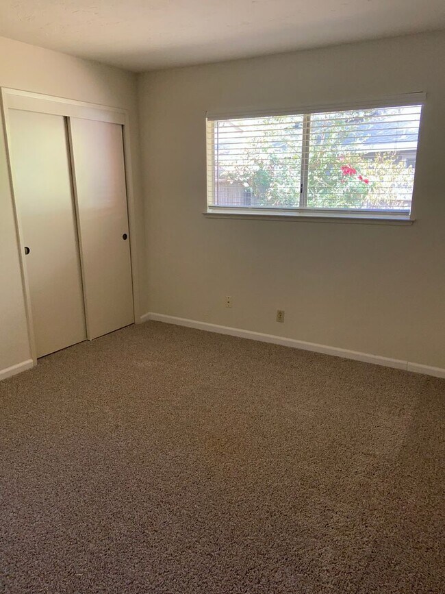 Building Photo - Roomy 2bdrm 1bath duplex off Fair Oaks Blvd near Madison Ave