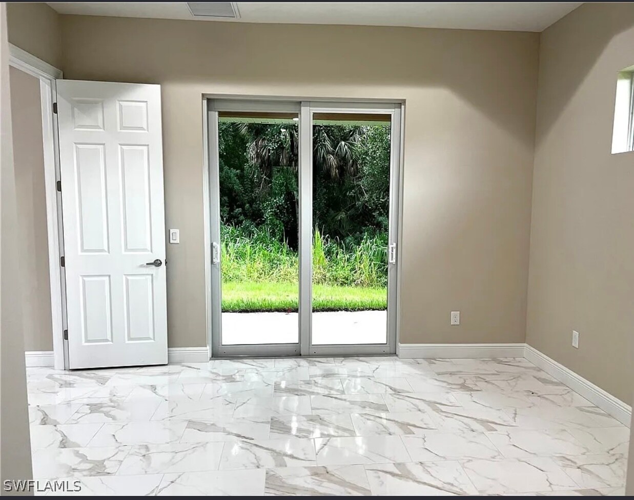 Building Photo - 1400 E 4th St