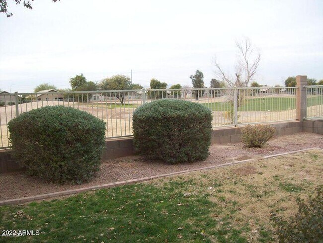 Building Photo - Charming 4 bed, 2 bath home on the golf co...