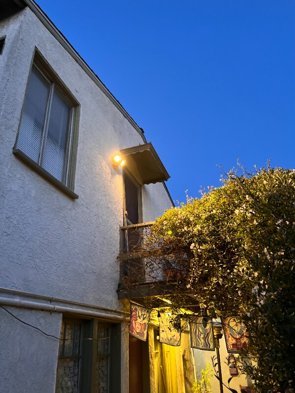 Building Photo - 927 Venezia Ave