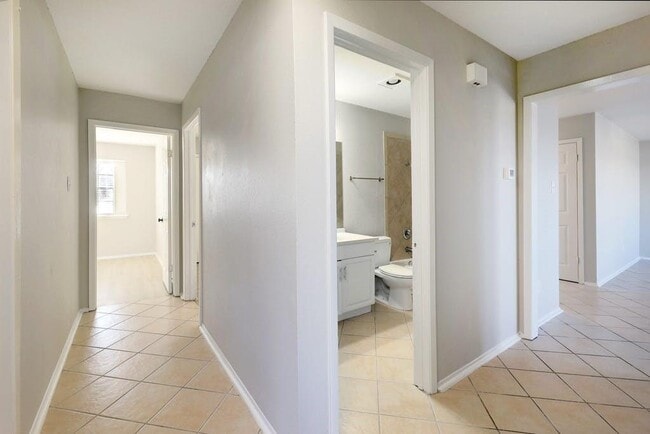 Building Photo - 1214 Doonesbury Dr