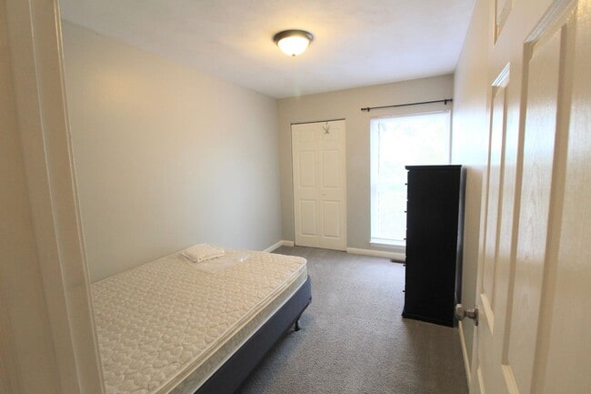 Building Photo - 1384 Bradley Dr