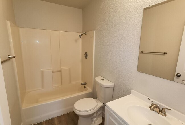 Building Photo - 4 Bedroom 2 bath in Valley High