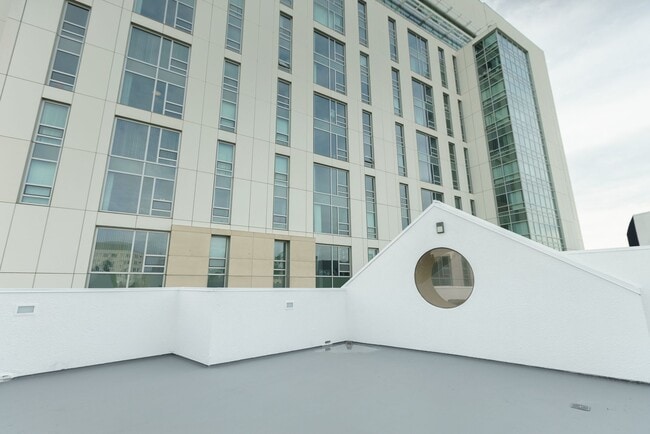 Building Photo - 747 Gayley Ave