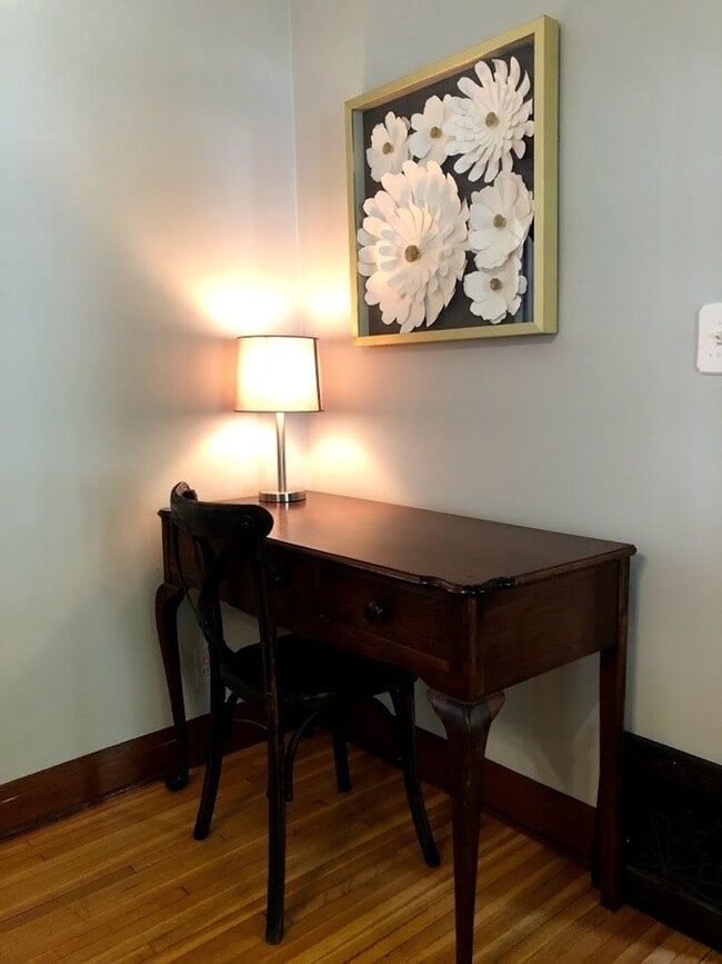 Building Photo - Charming Tudor 3 Blocks From Mayo