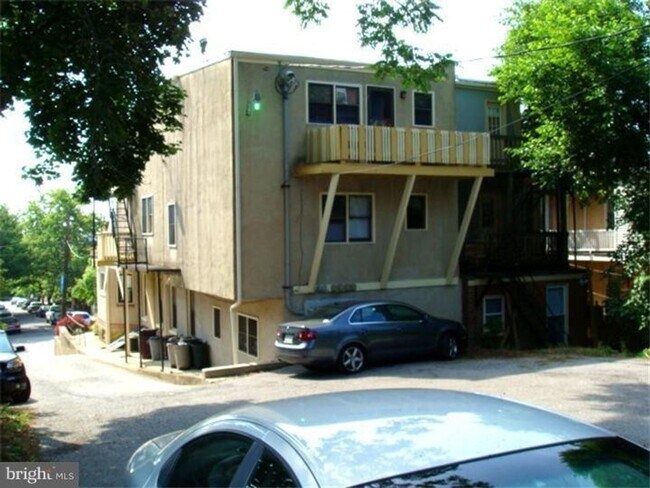 Building Photo - 811 N Van Buren St