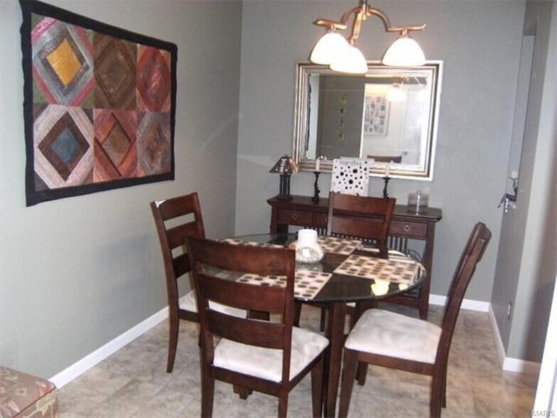 Dining area - 4500 McPherson Ave