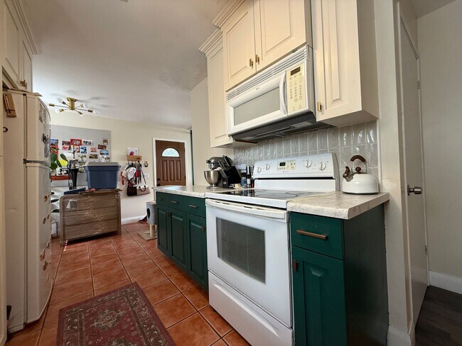 Building Photo - Modern Comfort in the Heart of West Jordan...