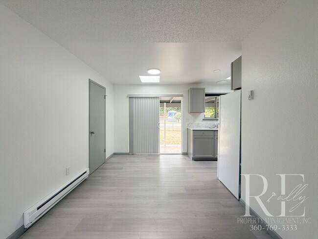Building Photo - Bright 3BR Home on Amelia Ct | LVP Floors,...