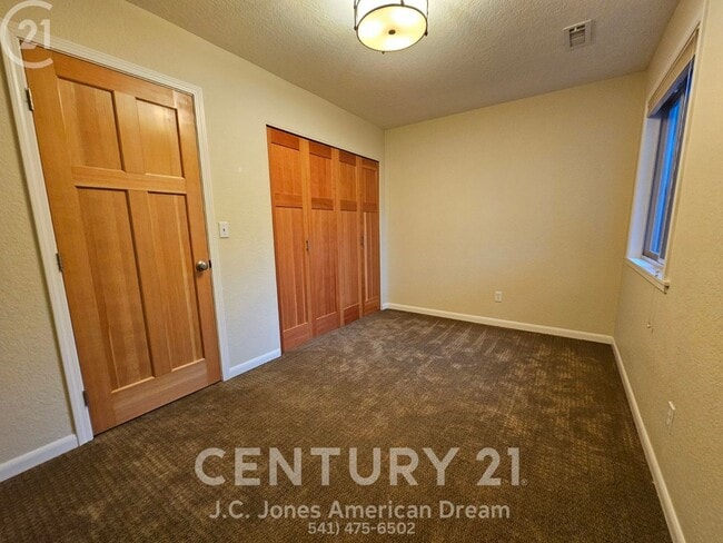 Building Photo - Prime Southern Oregon Location for the Outdoor Enthusiast