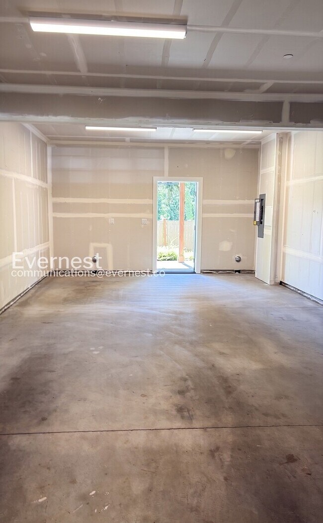 Building Photo - 2-Bed/2.5-Bath Townhome/Voucher Accepted