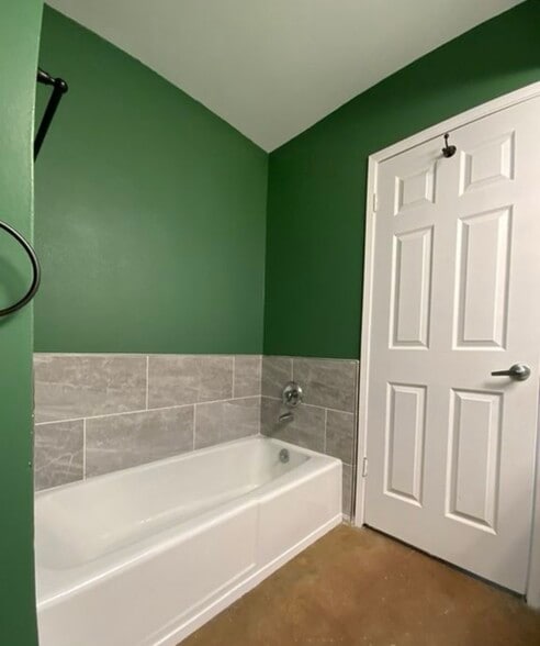 Bathroom (walls are currently white) - 1025 N Kings Rd