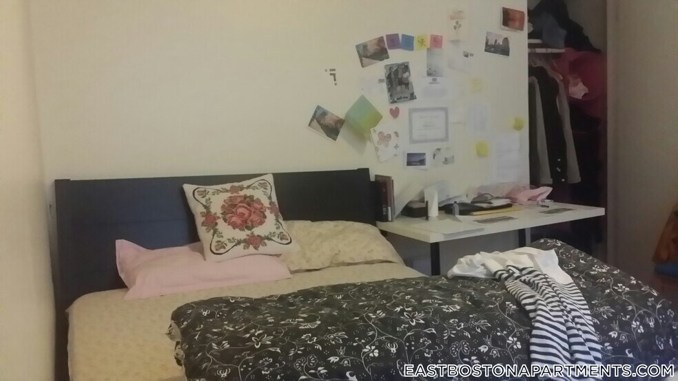 Building Photo - 210 Maverick St