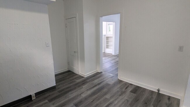 Building Photo - 711 Roselawn Ave