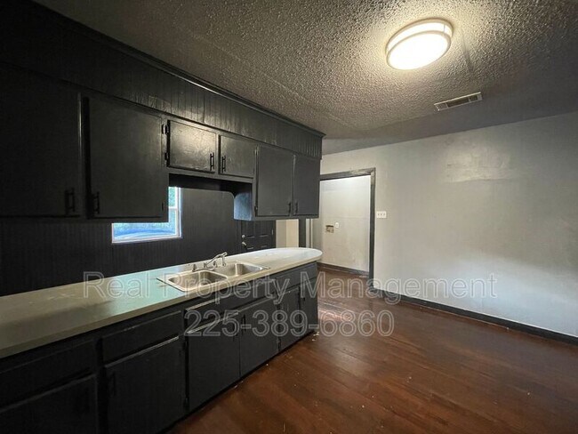 Building Photo - 3315 Weller Ave