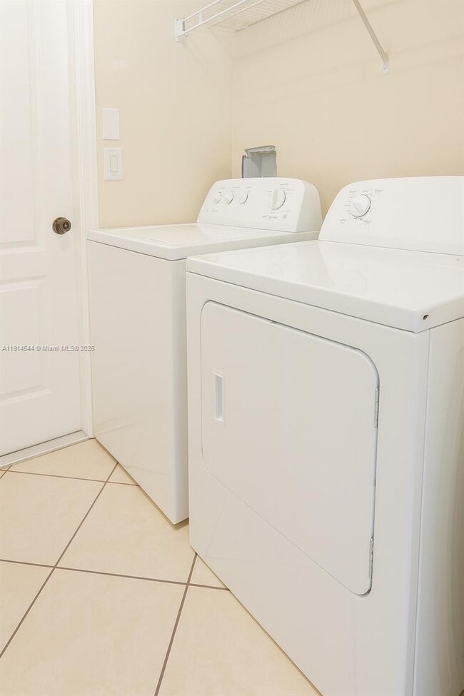 Building Photo - 2037 NE 24th Terrace