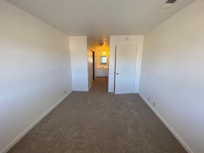 Building Photo - La Tierra Gardens - 2/1 Upstairs Apartment