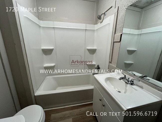 Building Photo - 1720 Maple St