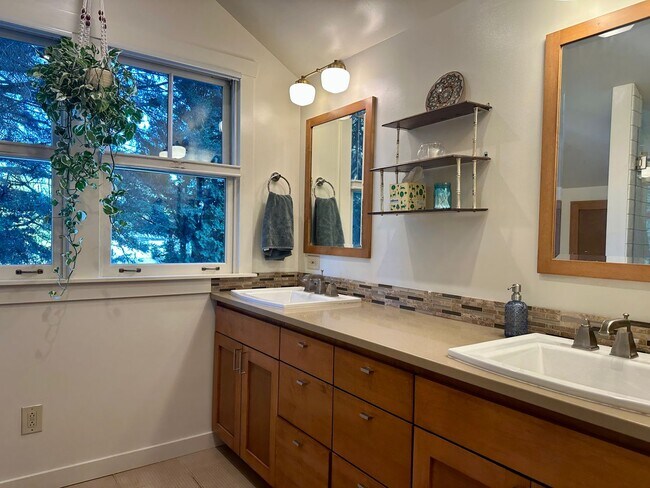 Building Photo - Gorgeous Maple Leaf Property - Huge Yard a...