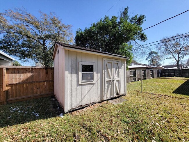 Building Photo - 8310 Gulf Tree Ln