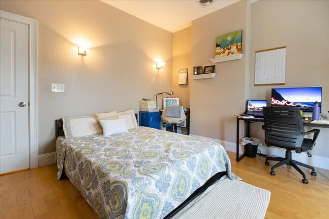 Building Photo - 2Br/1.5Bth in a convenient location! Laundry iN UNIT! NO BROKER FEE!