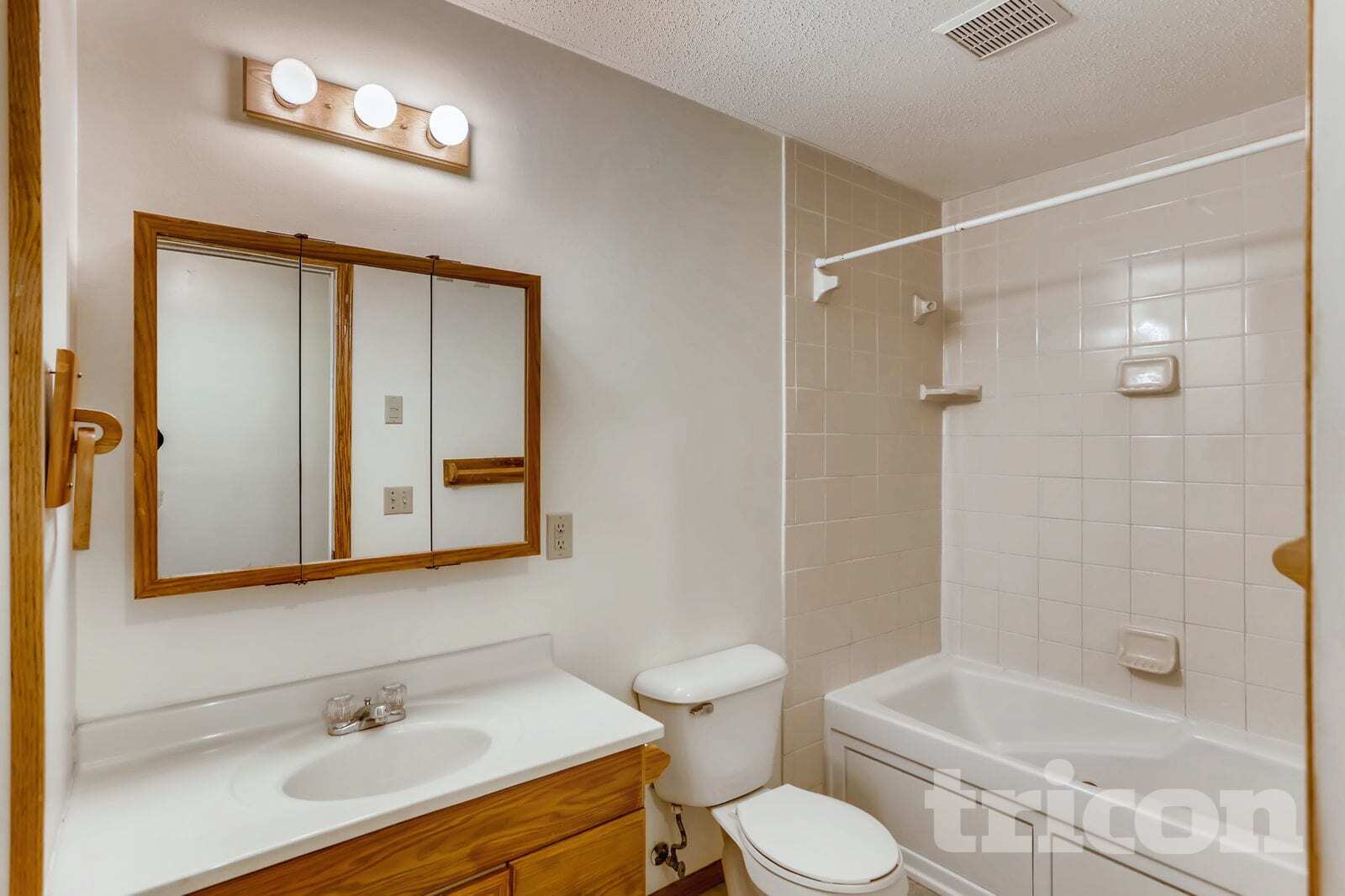 Building Photo - 2144 Sherwood Ave