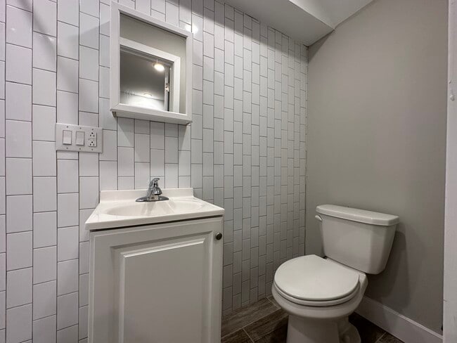 Building Photo - 2009 N Darien St