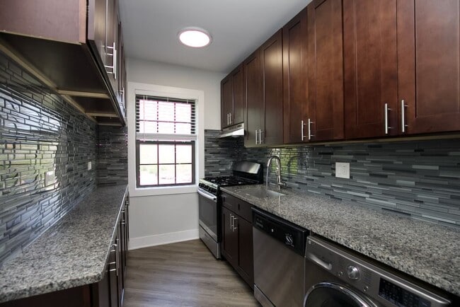 Building Photo - 735 Judson Ave