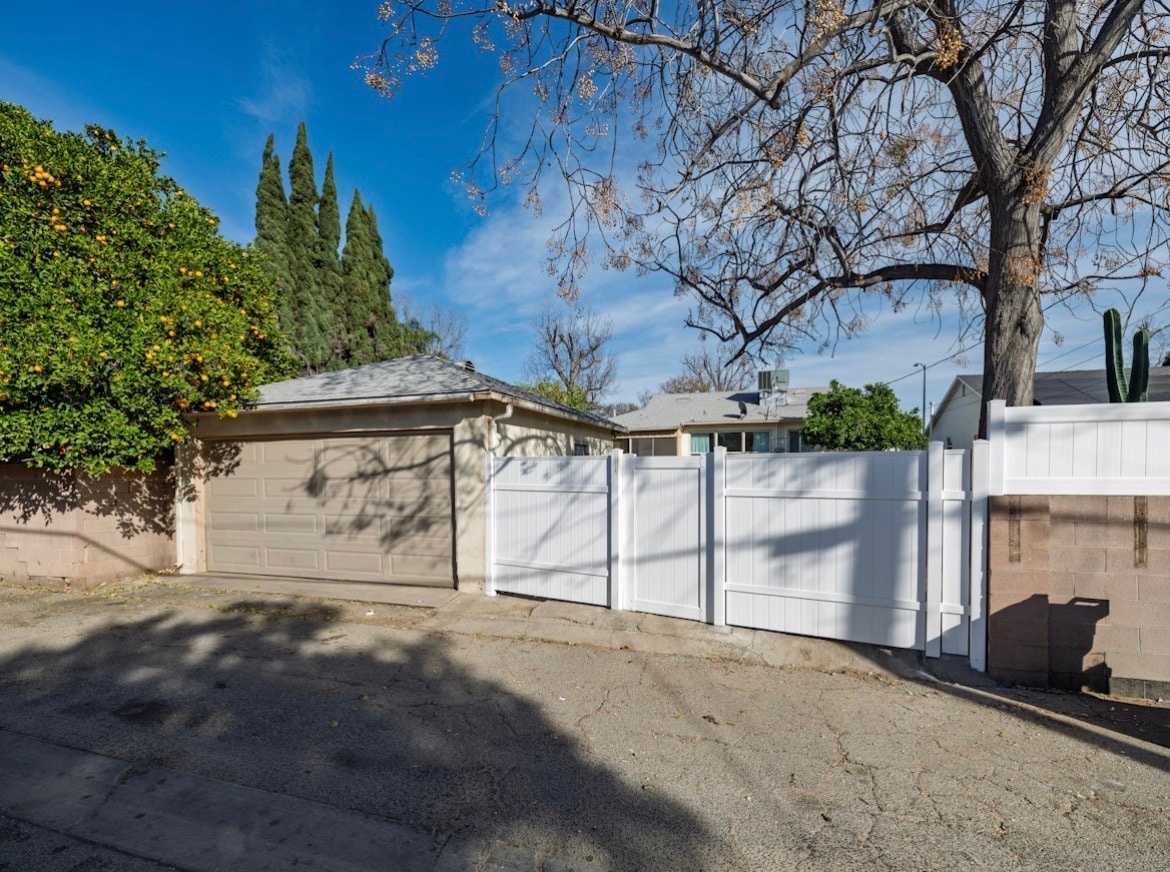 Building Photo - 8123 Lindley Ave