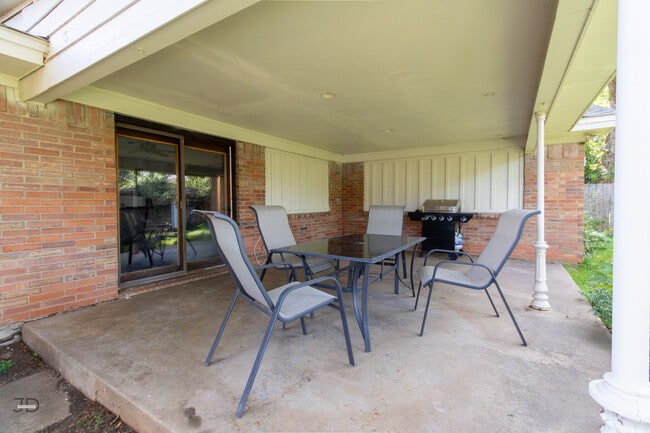 Building Photo - 1535 Primrose Dr