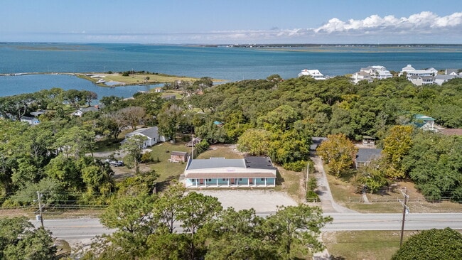 Building Photo - 360 Island Rd