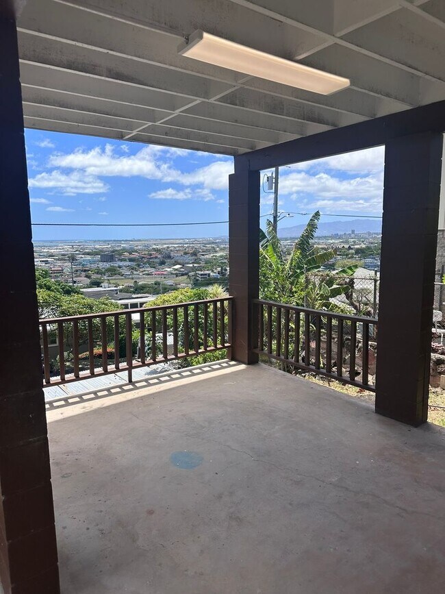 Building Photo - 1701 Skyline Dr