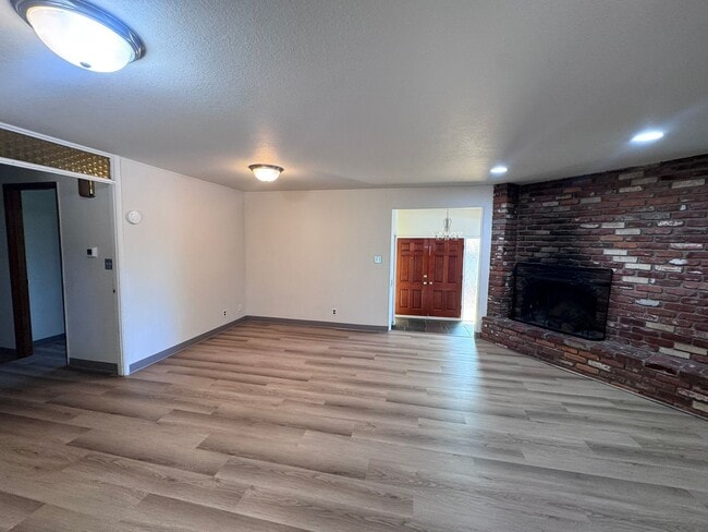Building Photo - 1415 E 31st Ave