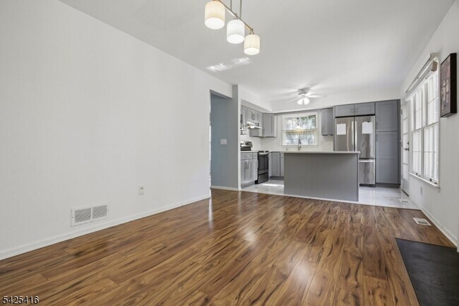 Building Photo - 14 Exeter Rd