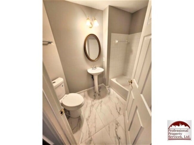 Building Photo - Luxury Townhome!