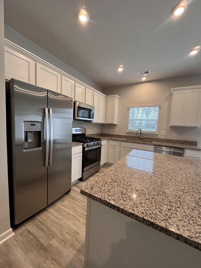 Building Photo - PRICE REDUCED! Modern 3-Bed Townhome in Greer — Stylish Design & Community Perks in Prime Location!