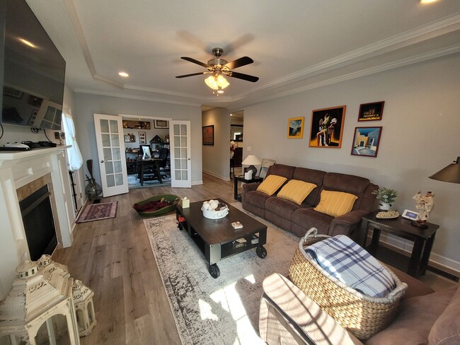 Building Photo - Beautiful & Spacious 4 bedroom, 2.5 bath h...