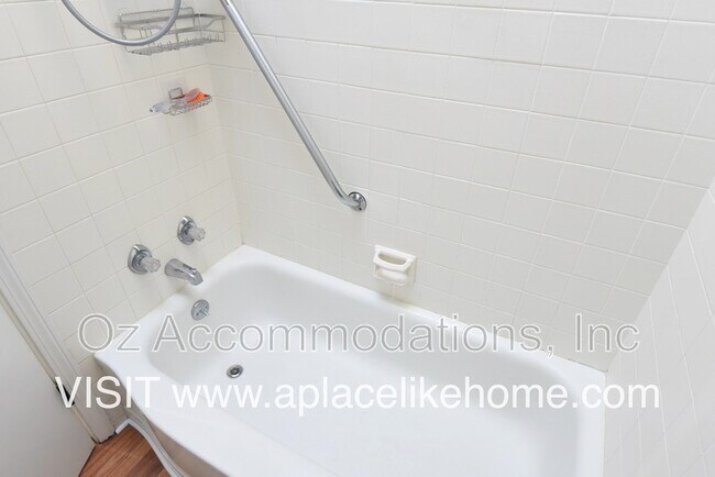Building Photo - 8870 Westbrooke Dr