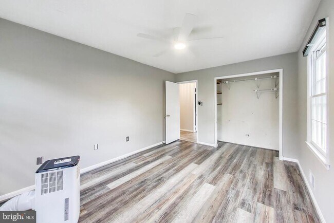 Building Photo - 1718 Crestview Dr