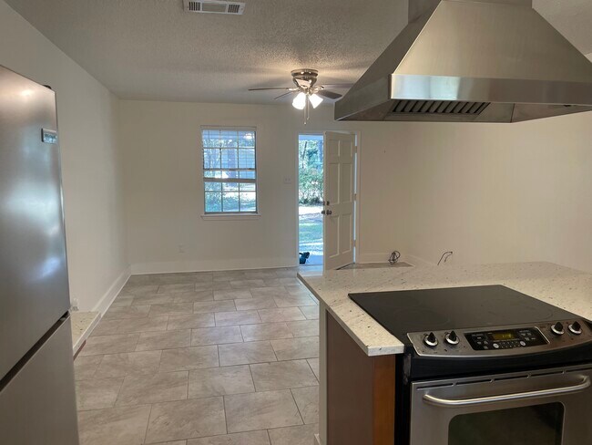 Building Photo - 218 W Saint Mary Dr