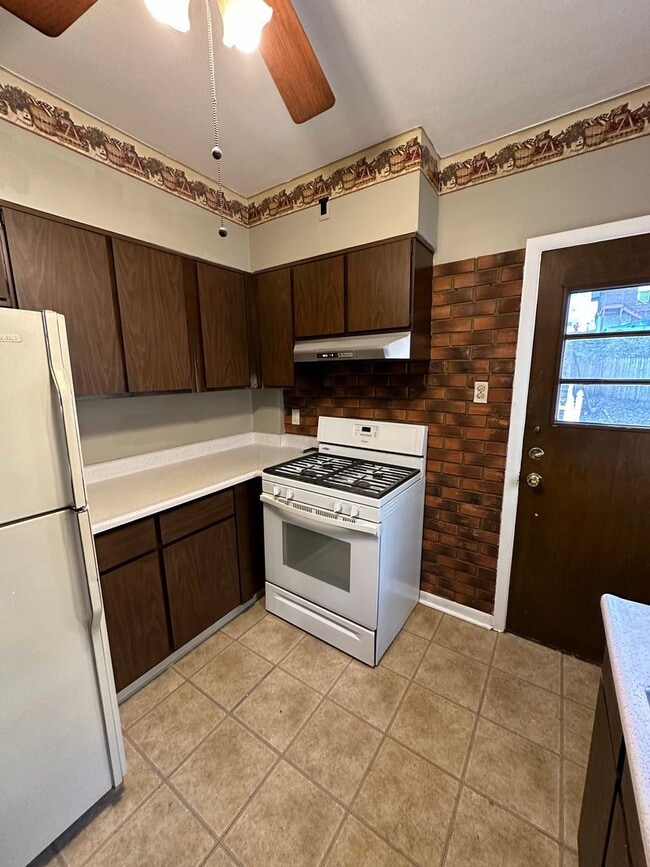 Building Photo - 2 Bed, 1 Bath Home in Greenfield - Convenient Location, Bonus Room - Available May 2026