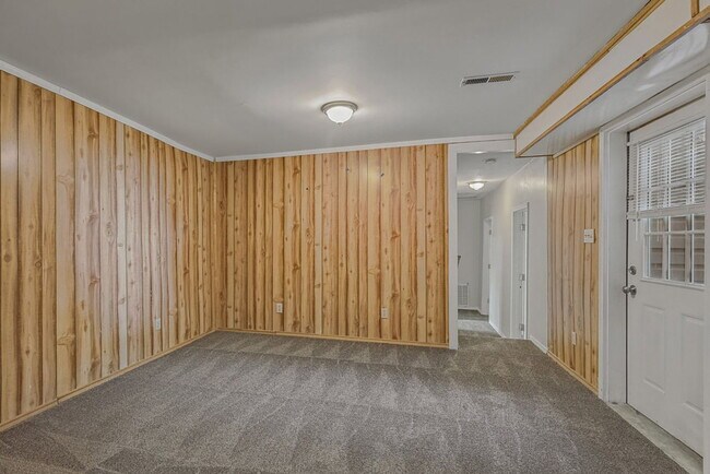 Building Photo - 513 Oak St