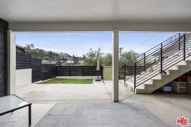 Building Photo - 3923 Fernwood Ave