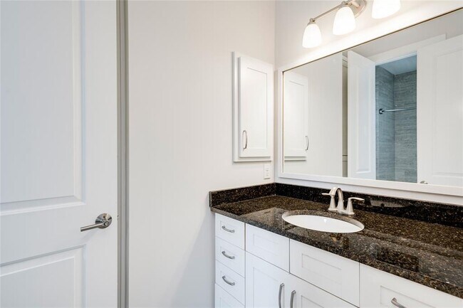 Building Photo - 2005 Bluebonnet Ln